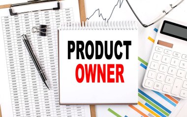 Çizelgesi, hesap makinesi ve kalemi olan bir defter üzerindeki PRODUCT OWNER metni