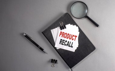 PRODUCT RECall Siyah defterdeki yapışkan metin, iş konsepti