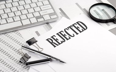 Grafikli ve klavyeli bir kağıt üzerinde REJECTED metin, iş konsepti