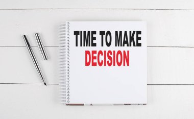 Tahta zemin üzerine yazılmış bir deftere karar verme zamanı.