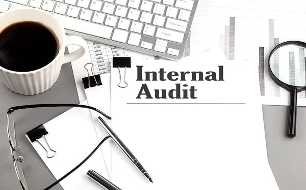 Internal Audit Text Auf Papier Mit Lupe Kaffee Und Tastatur — Stockfoto