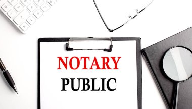 Beyaz bir kağıdın üzerindeki NOTARY PUBLIC metin. Defterdeki yazı.
