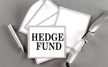 Kalem ve gözlüklerle yapışkan üzerine yazılmış HEDGE FUND metni