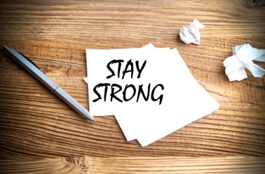 KALDI STRONG metin ahşap arka planda yapışkan üzerine yazılmış