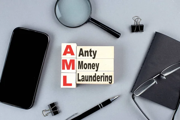 Ξύλινοι Κύβοι Aml Money Laundering Σημειωματάριο Μεγεθυντικό Φακό Και Smartphone — Φωτογραφία Αρχείου