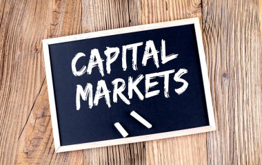 CAPITAL MARKETS yazı tahtası üzerinde ahşap arkaplan