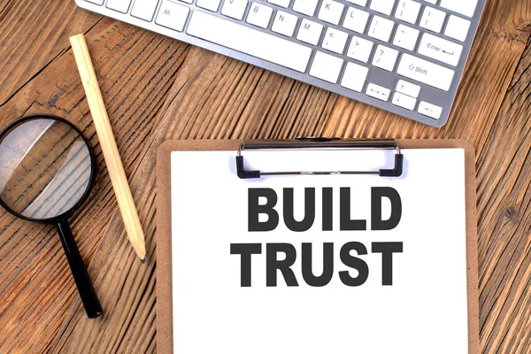 Build Trust Text Papírové Schránce Lupou Klávesnicí Dřevěném Pozadí — Stock fotografie