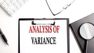 VARIANS ANALYSIS ofis araçları ile bir kağıt pano üzerine yazılmış metin