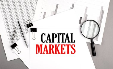 CAPITAL MARKETS arkaplan arkaplanı üzerine bir kağıt üzerindeki metin