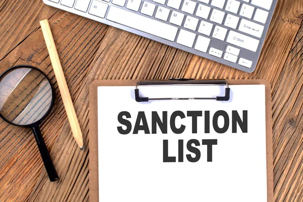 Sanções Lista Texto Uma Área Transferência Papel Com Lupa Teclado — Fotografia de Stock