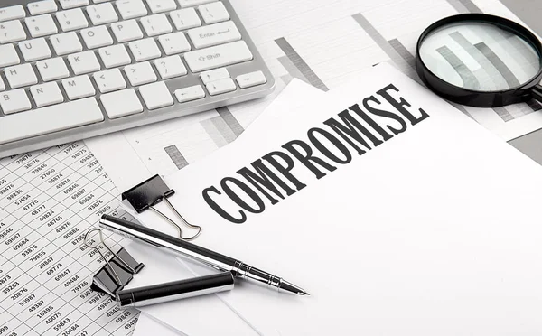Compromesso Testo Carta Con Grafico Tastiera Concetto Business — Foto Stock