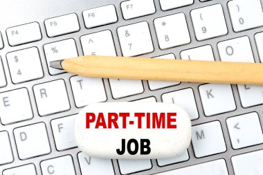 Beyaz bir gazetede yarı zamanlı iş mesajı. Defterdeki yazı.