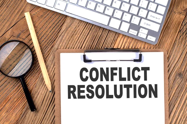 Conflict Resolution Text Papírové Schránce Lupou Klávesnicí Dřevěném Pozadí — Stock fotografie