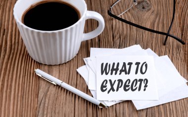 Bir yapışkan üzerinde ne beklenir? Kahve ve tahta arka planda kalem.