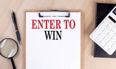 Panodaki ahşap arkaplandaki ENTER to WIN metni