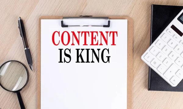 İçerik: Ahşap zemindeki panoda King metni