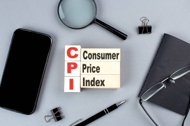 Ahşap küpler CPI wtih defter, büyüteç ve akıllı telefon, iş