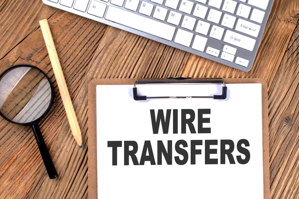 Wire Transfers Text Papírové Schránce Lupou Klávesnicí Dřevěném Pozadí — Stock fotografie