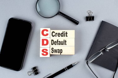 Tahta küpler CREDIT CREDIT SAVAŞ, defter, büyüteç ve akıllı telefon, iş dünyası