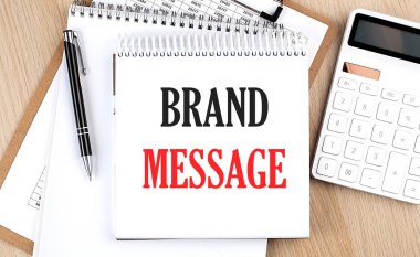 Brand MESSAGE, hesap makinesi, pano ve kalemin yanında beyaz not defterine yazılır. İş konsepti