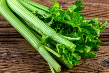 Ahşap zemin üzerinde bir demet taze kereviz