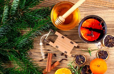 Turunçgilli sıcak şarap, Noel arkaplanı, fotokopi alanı.