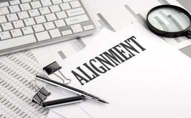 Grafikli ve klavyeli bir kağıt üzerinde ALIGNMENT metin, iş konsepti