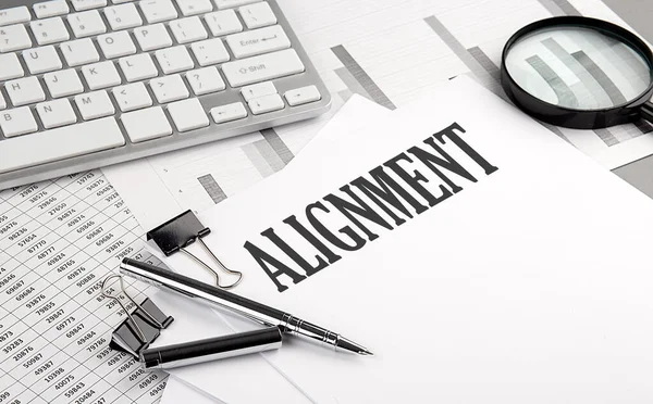 Grafikli ve klavyeli bir kağıt üzerinde ALIGNMENT metin, iş konsepti