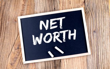 Ahşap arkaplandaki tahtada NET WorTH metni