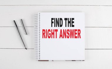 Tahta arkaplanda bir deftere yazılmış doğru cevap metnini bul