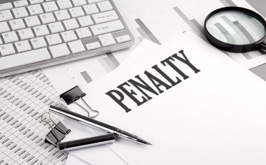 Grafikli ve klavyeli bir kağıda yazılmış mektup, iş konsepti