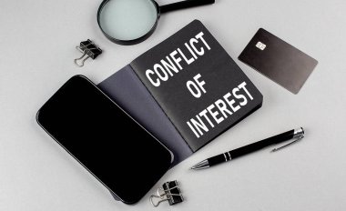 Akıllı telefon, büyüteç ve kredi kartı ile siyah bir deftere yazılmış ilginç bir metin.