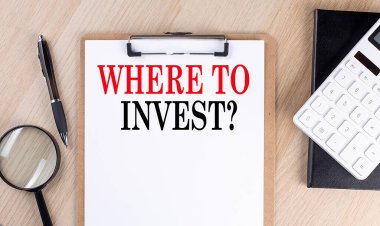 Tahta zemin üzerinde panoya yatırım yapılacak metin