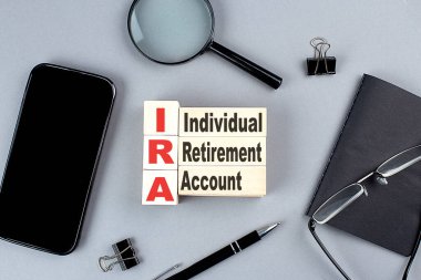 Tahta küpler IRA wtih defter, büyüteç ve akıllı telefon, iş