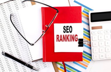 Çizelgesi, hesap makinesi ve kalemi olan bir defterde SEO RANking metni