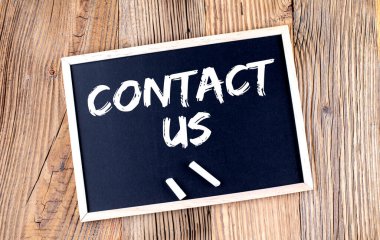 Tahta zemin üzerinde ABD metni CONTACT