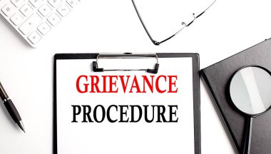 GRIEVANCE PROCEDURE metin ofis araçları ile bir kağıt pano üzerine yazılmış