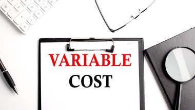 Ofis araçları ile kağıt pano üzerine yazılan VARICable maliyet metin