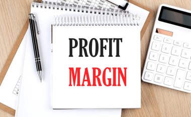 PROFIT MARGIN hesap makinesi, pano ve kalemin yanında beyaz not defteriyle yazılır. İş konsepti