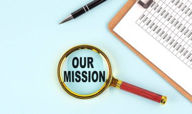 Mavi arkaplanda pano olan bir büyüteçteki KAYIP metnimiz