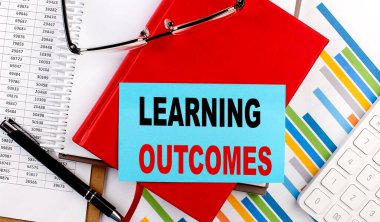 Çizelge arkaplanındaki kırmızı defter üzerindeki yapışkan metni öğrenme