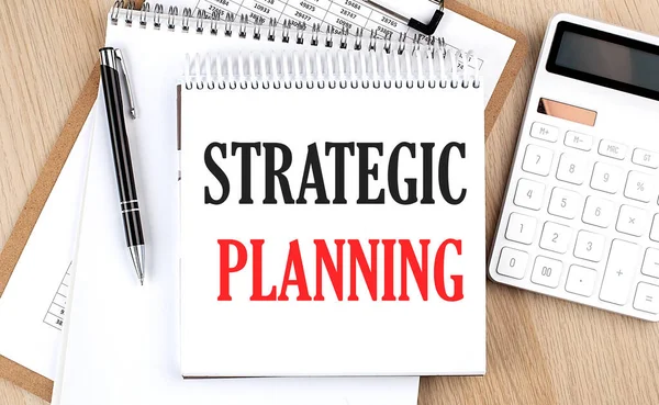 Planowanie Strategiczne Jest Napisane Białym Notatnikiem Pobliżu Kalkulatora Schowka Pióra — Zdjęcie stockowe