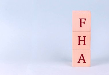 FHA mavi arkaplanda tahta küpler üzerine