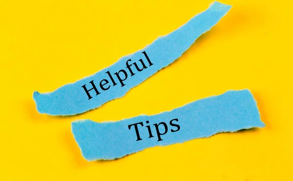 Helpful Tips Texto Pedaços Papel Azul Sobre Fundo Amarelo Conceito — Fotografia de Stock
