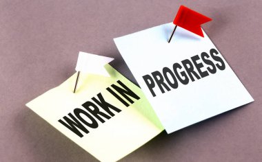 Gri arkaplanda yapış yapış üzerine PROGRESS metni