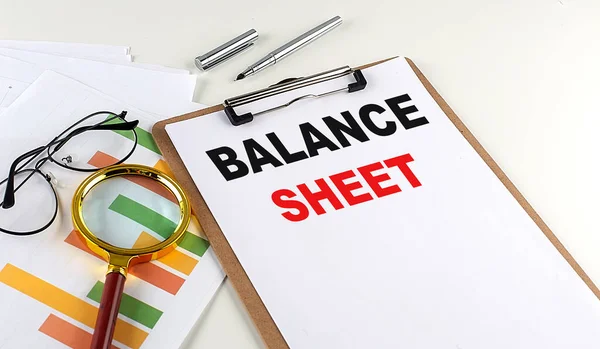 Balance Sheet Tekst Een Klembord Met Grafiek Witte Achtergrond Business — Stockfoto