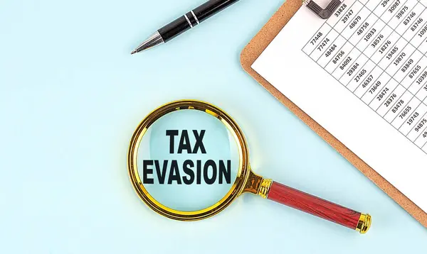 Tax Evasion Texto Una Lupa Con Portapapeles Sobre Fondo Azul — Foto de Stock
