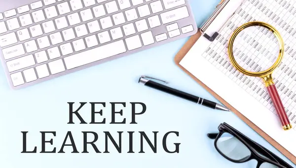 Keep Lerning Text Auf Blauem Hintergrund Mit Tastatur Und Klemmbrett — Stockfoto
