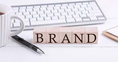 Klavye ve kahveyle ahşap bloklarda marka kelimesi