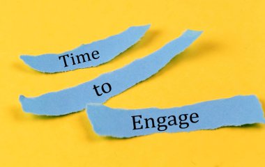 Metni sarı zemin üzerinde mavi kağıt parçalarına bağlama zamanı, iş konsepti